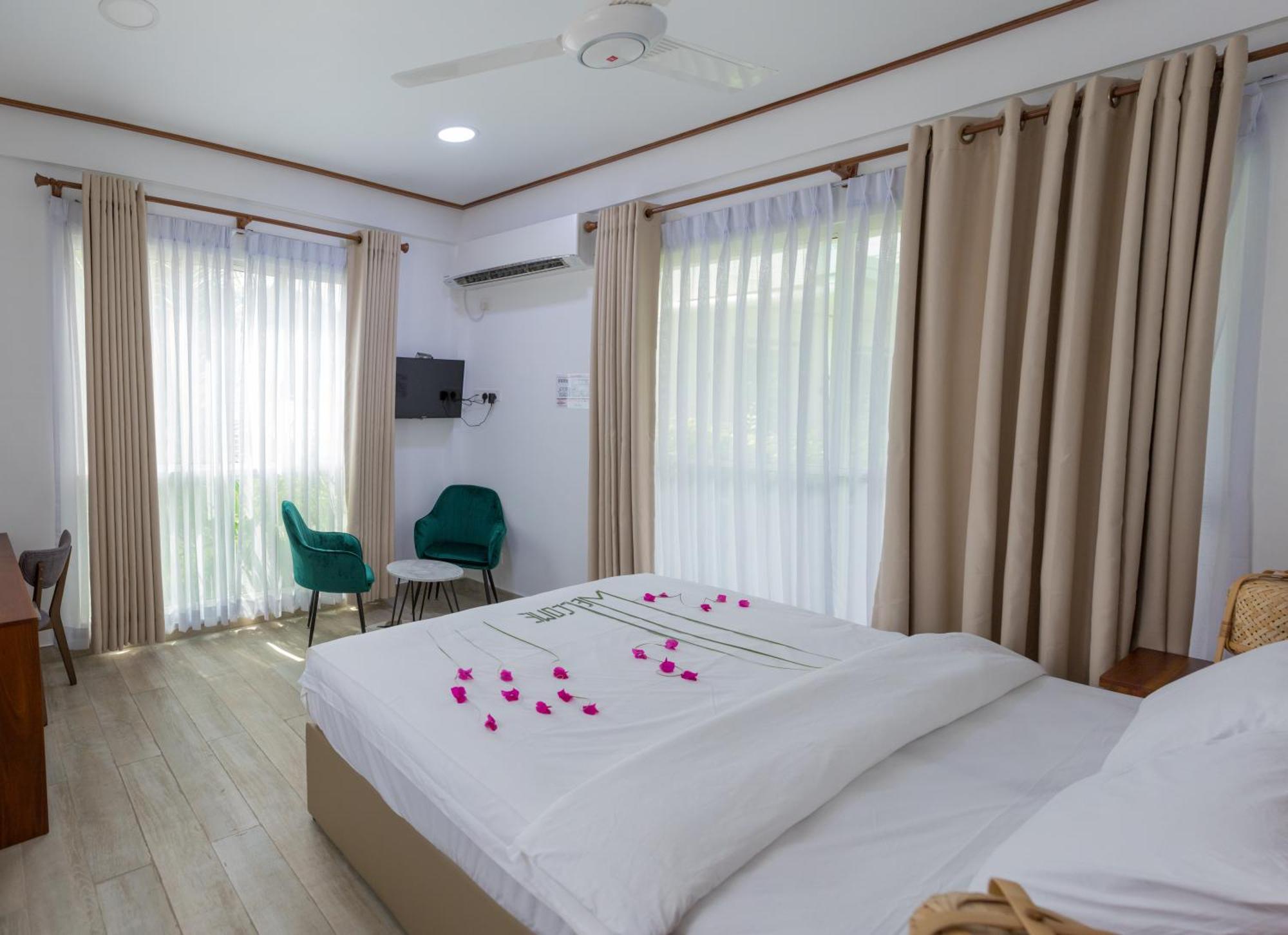 Nihaali Maldives Hotel Kudarikilu Exterior photo